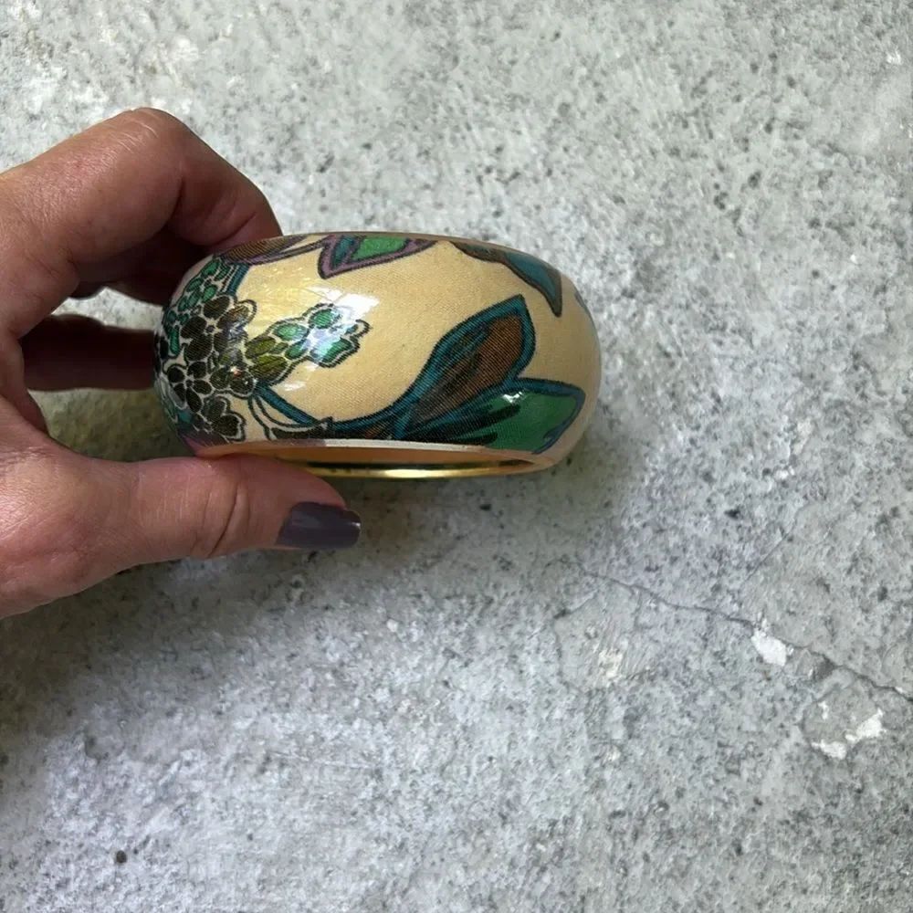 Vintage lucite bangle - Picture 2 of 5